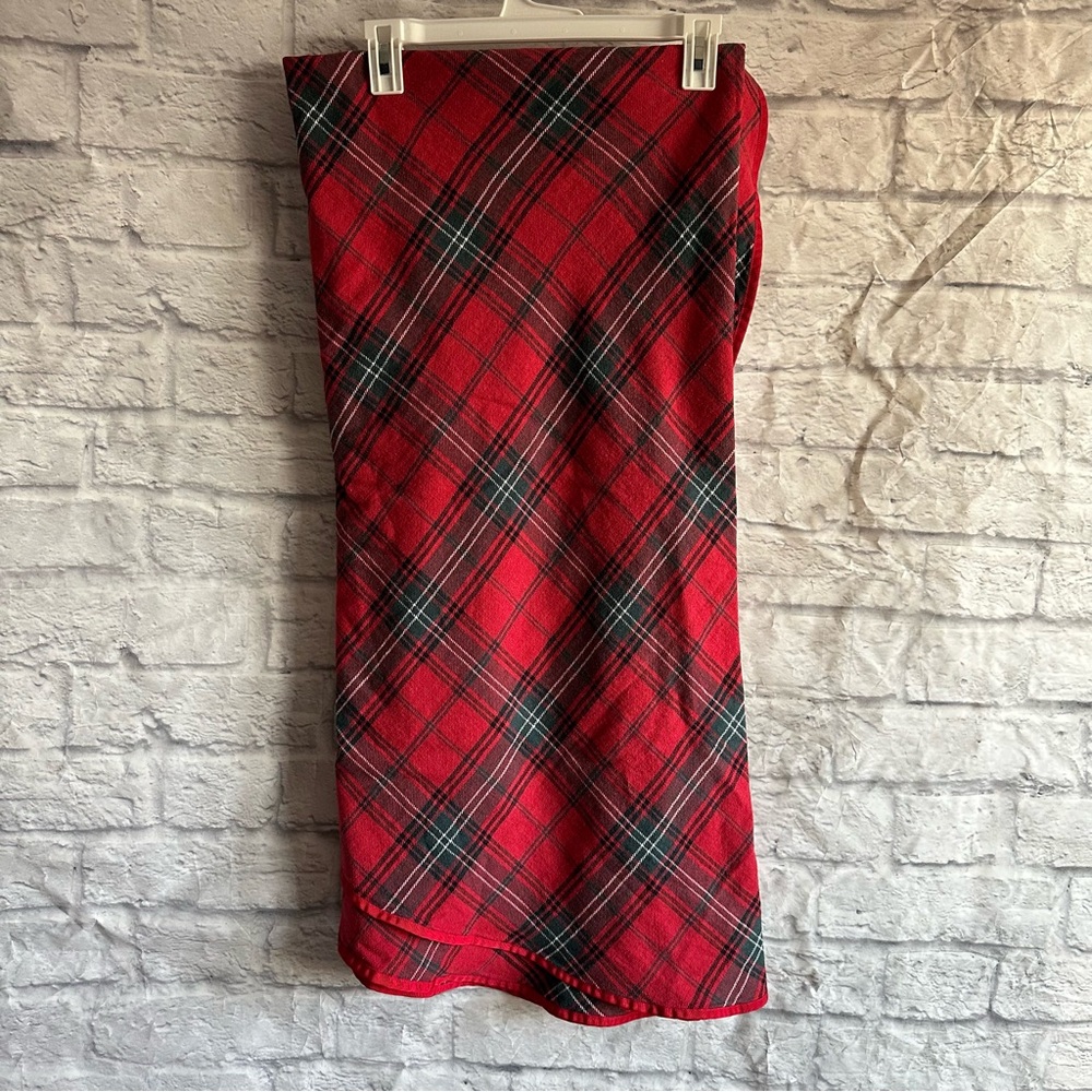 PREOWNED CHRISTMAS WILLIAMS SONOMA TARTAN RED PLAID ROUND TABLE CLOTH 70” - Picture 7 of 7